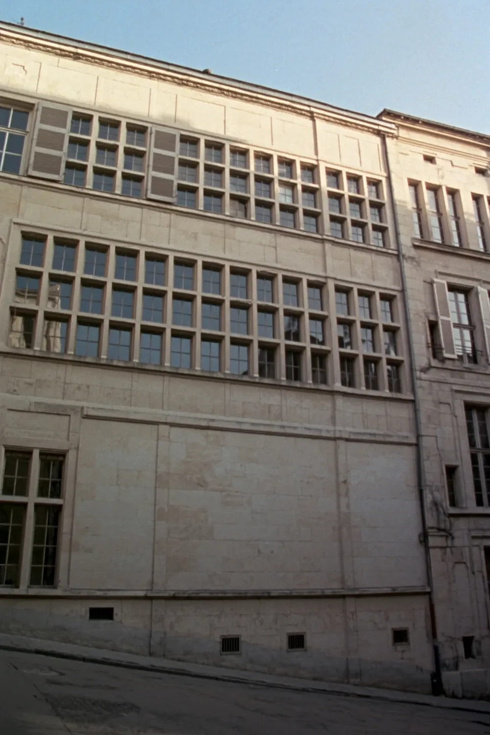 The façade on rue Burdeau: four storeys of tall windows.