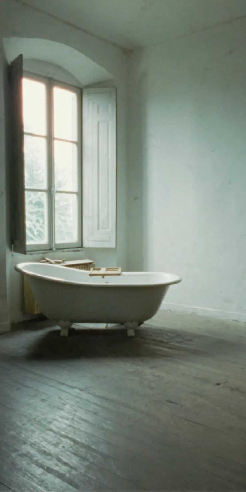 La baignoire du Grand Atelier, posée sous la fenêtre.